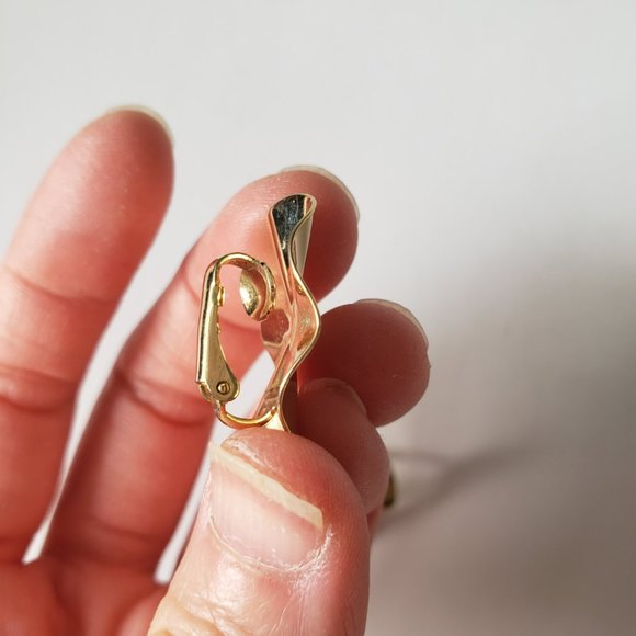 Vintage Gold Toned Abstract Oval Clip on Earrings - Picture 5 of 8